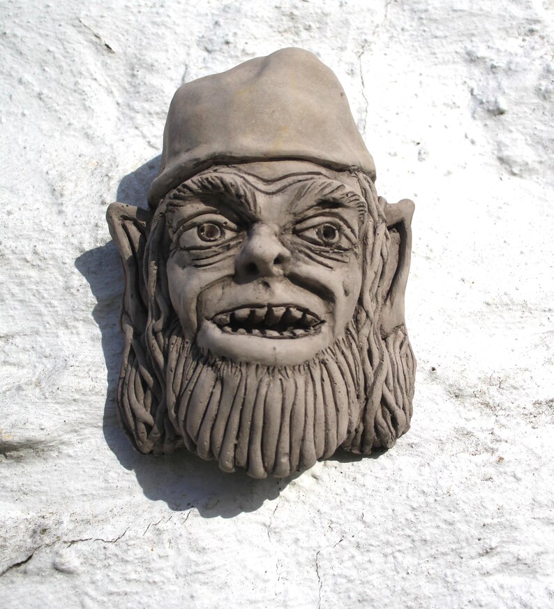 Gárgola colgante de pared para jardín de duendes. Escultura decorativa. Adorno Redcap. imagen 1