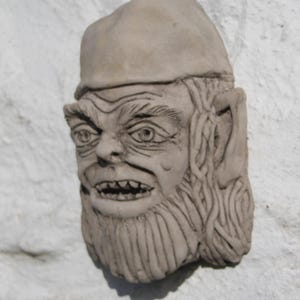 Gárgola colgante de pared para jardín de duendes. Escultura decorativa. Adorno Redcap. imagen 3