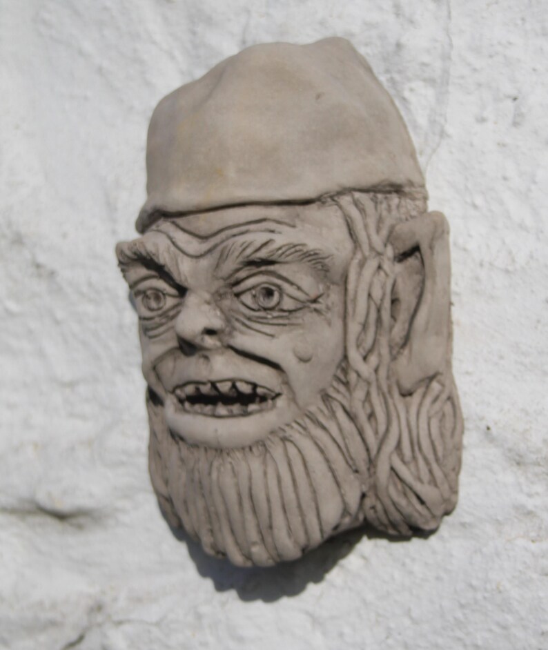 Gárgola colgante de pared para jardín de duendes. Escultura decorativa. Adorno Redcap. imagen 3