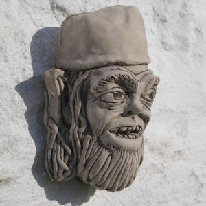 Gárgola colgante de pared para jardín de duendes. Escultura decorativa. Adorno Redcap. imagen 2