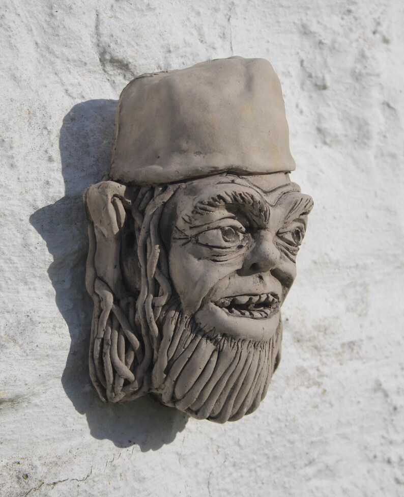 Gárgola colgante de pared para jardín de duendes. Escultura decorativa. Adorno Redcap. imagen 2