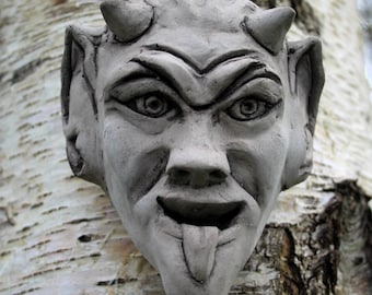 Gárgola pequeña para colgar en la pared del jardín