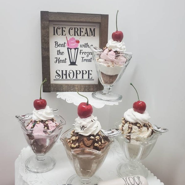 Gefälschte Eisbecher gefälschte Hot Fudge Sundea, Eis Dekor, süße Leckereien Dessert Bar, Foto Requisite gefälschte Anzeige Essen, abgestufte Tablett Dekor