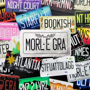 Autocollant de plaque d'immatriculation MORL-E GRA, autocollant de plaque de vanité livresque anti-héros moralement gris, lecteur fantastique, amateur de romance sombre, idée cadeau Booktok