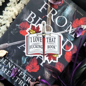 From Blood and Ash-sticker, officieel gelicentieerde JLA-merchandise, I Love That Fucking Book, Willa Colyns, Bloodstone Dagger, FBAA Bookish-sticker