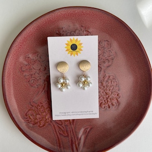 Gold Pearl Flower Shaped Earrings, Floral Shaped Pearl Earrings, Pearl Earrings, Pearl Beach Themed Earrings, White Flower Earrings