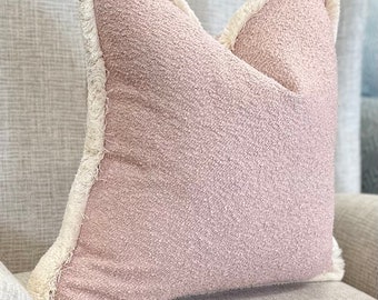 Housse d’oreiller coussin boucle rose rose avec bord/garniture frangé crème | boho - country - décor de crèche pour filles - canapé - chaise - coussin d’accent