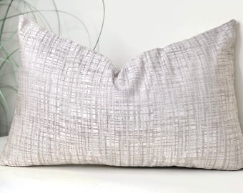 Housse de coussin argentée | housse d’oreiller à motifs de grille argentés | coussins de luxe | Décoration intérieure moderne | Tissu Warwick |
