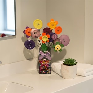 Puede incluir: Un juego de tres tazas de cerámica con un acabado moteado y mate. Las tazas son en tonos crema, gris claro y gris oscuro. Cada taza tiene un diseño simple y minimalista.