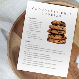 Puede incluir: Una receta de galletas con chispas de chocolate con una pila de galletas en el fondo. La receta incluye ingredientes como harina para todo uso, maicena, az&uacute;car moreno, bicarbonato de sodio, sal, az&uacute;car granulada, mantequilla, extracto de vainilla y chispas de chocolate. Las instrucciones incluyen precalentar el horno a 475 grados Fahrenheit, batir los ingredientes secos, combinar los ingredientes h&uacute;medos, agregar las chispas de chocolate y hornear durante 6-7 minutos.