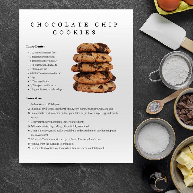 Puede incluir: Una tarjeta de receta imprimible para galletas con chispas de chocolate. La receta incluye ingredientes como harina de trigo, maicena, az&uacute;car moreno, bicarbonato de sodio, sal, az&uacute;car granulada, mantequilla, extracto de vainilla y chispas de chocolate. La receta tambi&eacute;n incluye instrucciones para hornear las galletas.