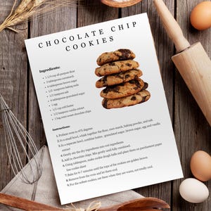Puede incluir: Una tarjeta de receta imprimible para galletas con chispas de chocolate. La tarjeta presenta una pila de galletas con chispas de chocolate e incluye una lista de ingredientes e instrucciones.