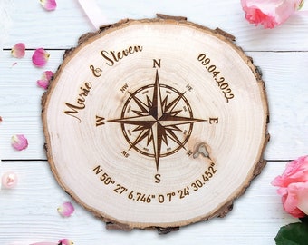 Hochzeit - Baumscheibe Kompass personalisiert mit Namen & Datum sowie Koordinaten der Trauung oder des Kennenlernens