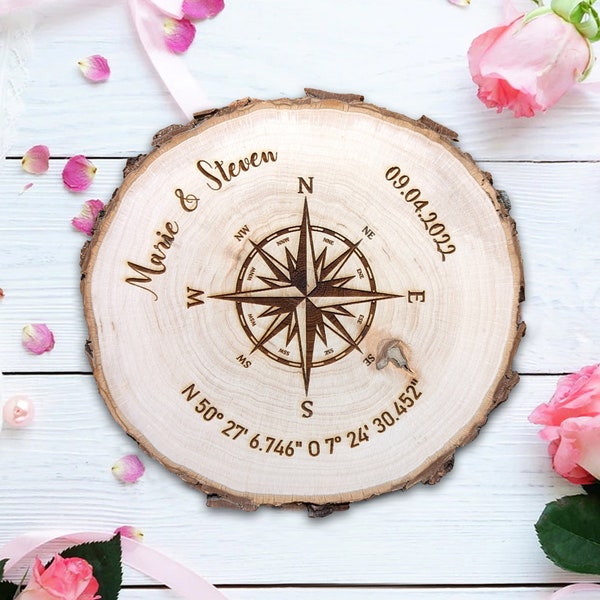 Hochzeit - Baumscheibe Kompass personalisiert mit Namen & Datum sowie Koordinaten der Trauung oder des Kennenlernens