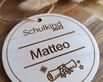 Schulkind Medaille / Anhänger - Zum Schulstart Ihres Kindes - Als Geschenk personalisiert mit Namen