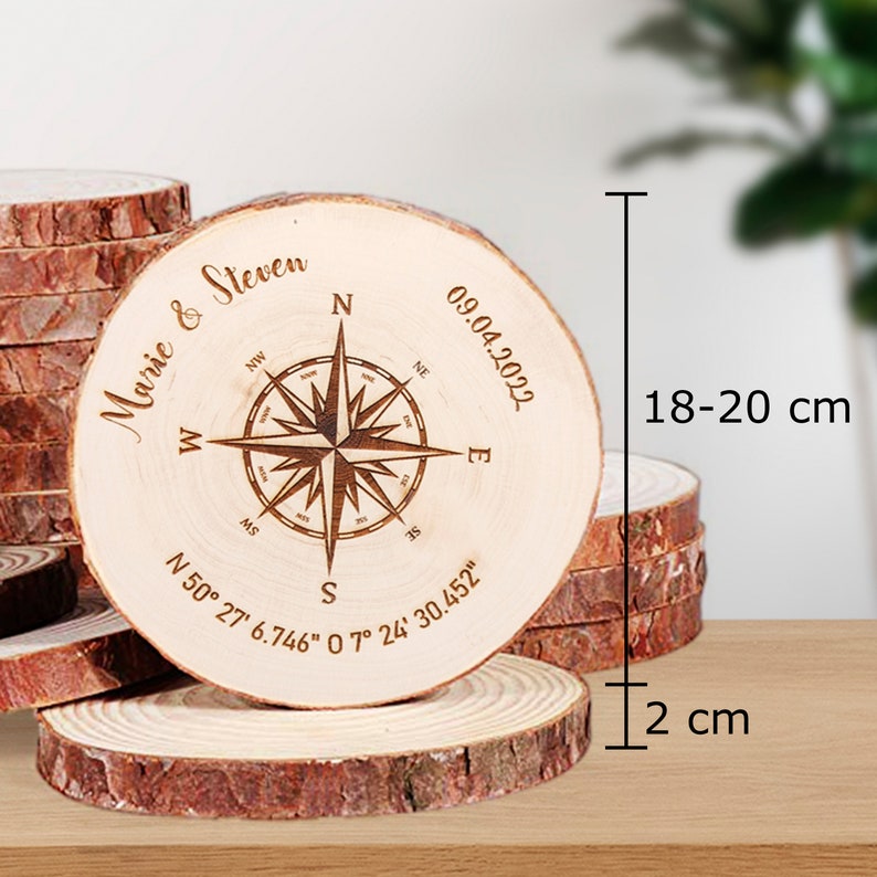 Hochzeit Baumscheibe Kompass personalisiert mit Namen & Datum sowie Koordinaten der Trauung oder des Kennenlernens 18-20 cm