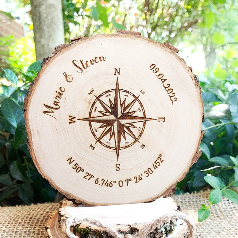 Hochzeit Baumscheibe Kompass personalisiert mit Namen & Datum sowie Koordinaten der Trauung oder des Kennenlernens Bild 3