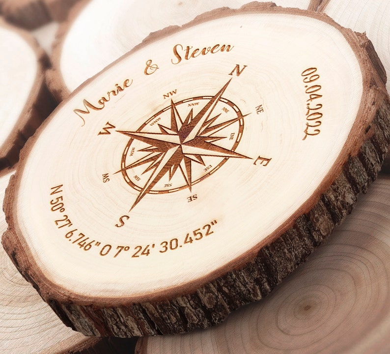 Hochzeit Baumscheibe Kompass personalisiert mit Namen & Datum sowie Koordinaten der Trauung oder des Kennenlernens Bild 4