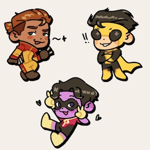 Op de afbeelding: Illustratie van drie striphelden. Eén draagt een geel en rood pak, een ander een geel en zwart pak met een cape, en de derde een paars en zwart pak. Elk personage heeft een unieke pose en uitdrukking.