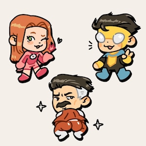 Op de afbeelding: Drie cartoonfiguren, een vrouw met rood haar die een roze outfit draagt, een man met een snor die een rood-witte outfit draagt, en een man met gele en blauwe kleding die een masker en een bril draagt.