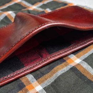 Cartera plegable de cuero de grano completo con 12 ranuras para tarjetas y bolsillo en efectivo forrado a cuadros Buffalo
