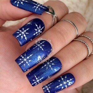 Wiederverwendbare Winterpresse auf den Nägeln / Handbemalte Schneeflocken / Mehrere Farben / Kleber auf den Nägeln / Künstliche Nägel / Weihnachtsnägel / Lange Nägel / Kurze Nägel