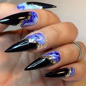 Elegante schwarze und blaue Marmornägel mit Gold- und Silberakzenten / Kleber auf den Nägeln / Künstliche Nägel / Handgemachtes Press On Set