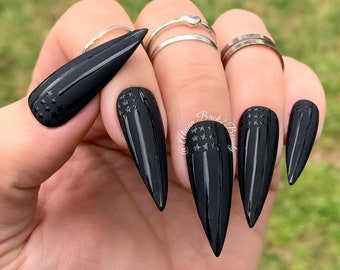 Uñas postizas con la bandera estadounidense en negro mate / Uñas del 4 de julio / Uñas postizas pintadas a mano