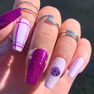 Lila und Lavendel Weihnachtsnägel, wiederverwendbare Winterpresse auf den Nägeln, handgefertigte lila karierte Nägel, lila Weihnachtsverzierungsnägel