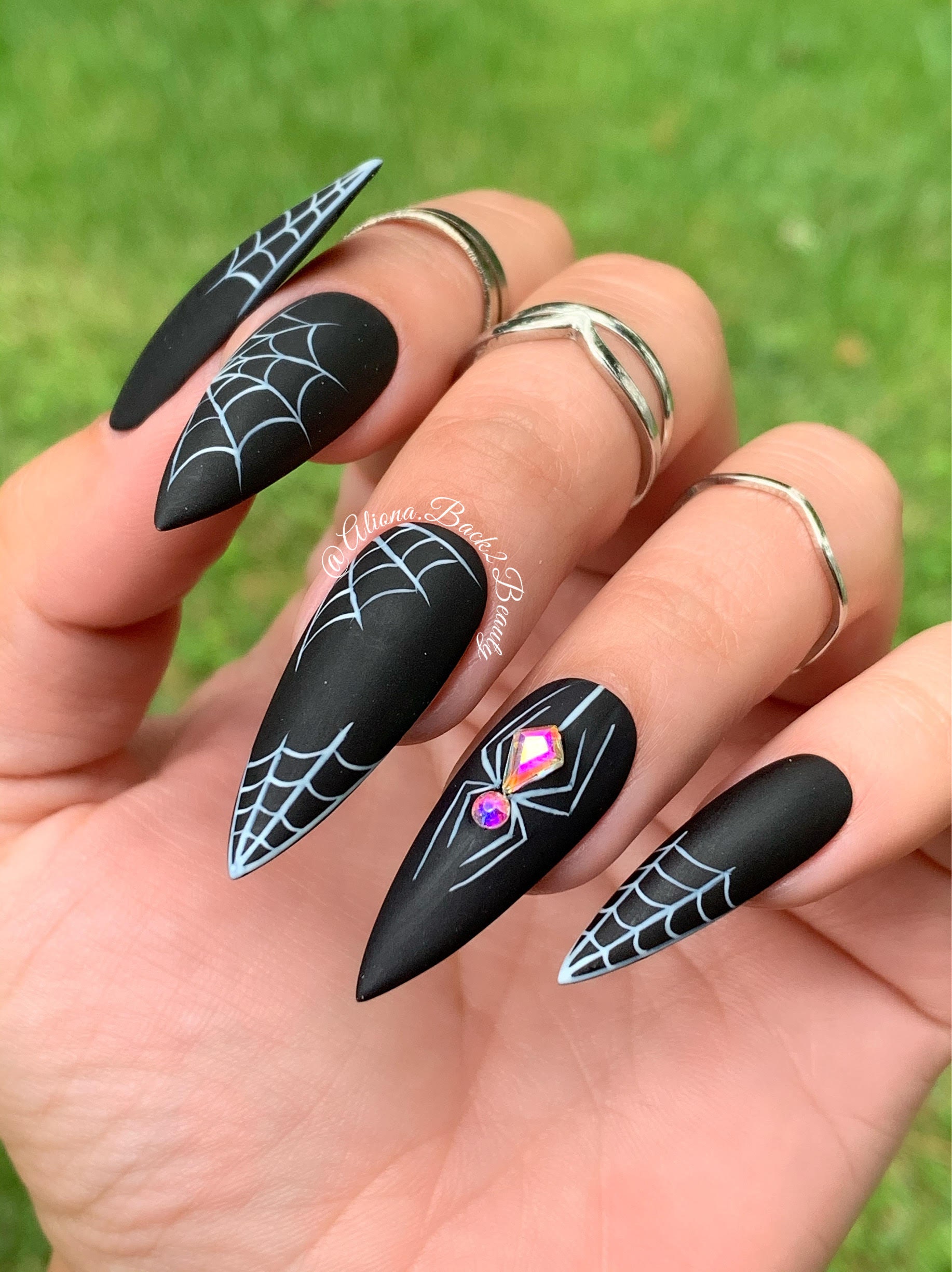 キラキラ輝くクモのハロウィンネイル/マットブラックネイル/手描きの