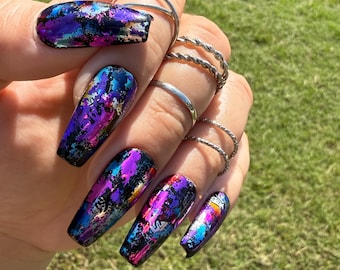 Paznokcie z folią holograficzną Midnight Holographic Foil Press-On | Czarna baza | Wielokolorowa holograficzna folia metaliczna | Błyszczące wykończenie | Ręcznie robione luksusowe paznokcie wielokrotnego użytku