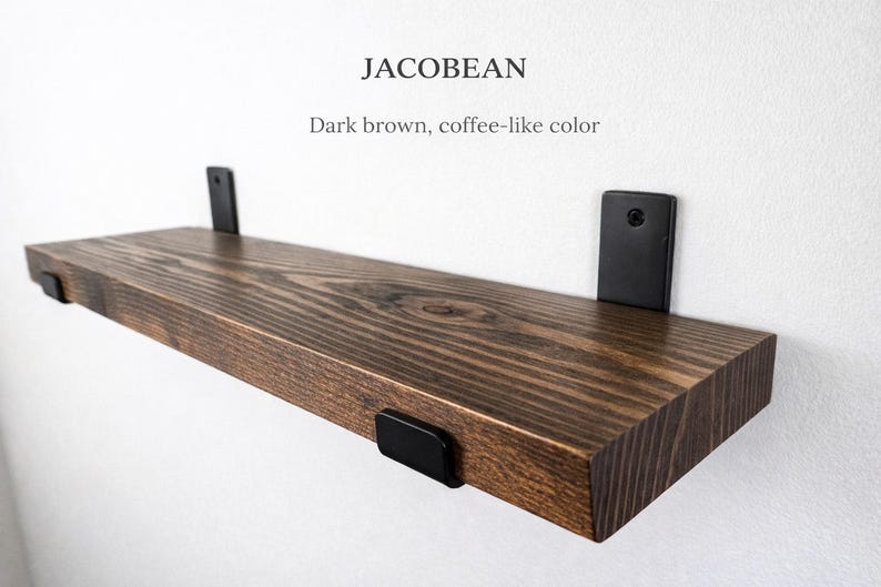 Peut inclure: &Eacute;tag&egrave;re en bois brun fonc&eacute;, couleur caf&eacute;, avec des supports en m&eacute;tal noir. L'&eacute;tag&egrave;re est rectangulaire et semble &ecirc;tre en bois massif. Le texte "JACOBEAN" et "Brun fonc&eacute;, couleur caf&eacute;" sont visibles.