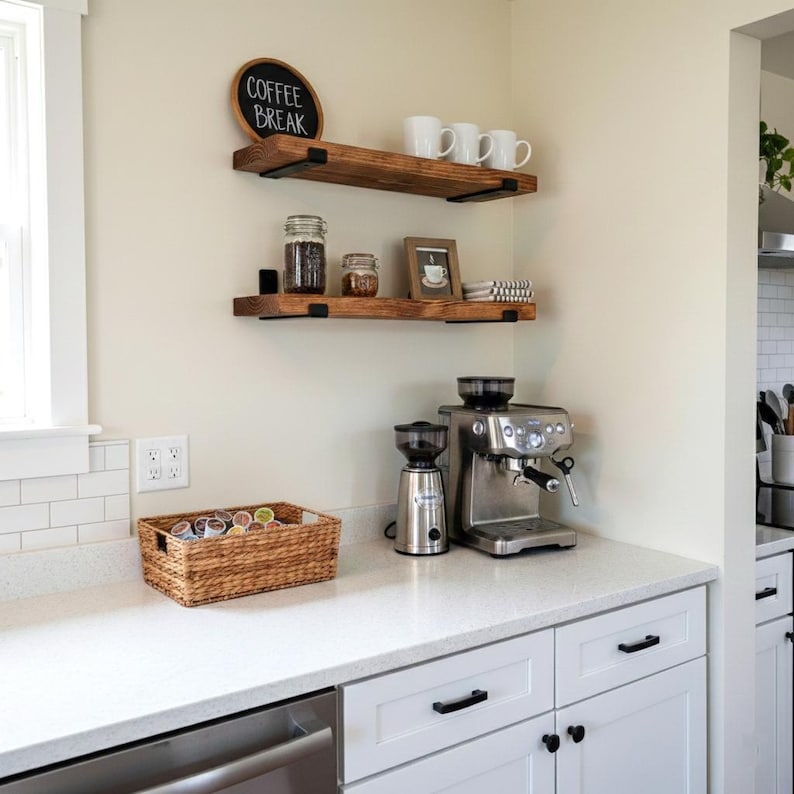 Peut inclure: Une sc&egrave;ne de cuisine avec un coin caf&eacute;. Deux &eacute;tag&egrave;res en bois accueillent des tasses, des bocaux et une photo encadr&eacute;e. Une cafeti&egrave;re, un moulin et un panier en osier sont sur le comptoir. Une ardoise indique "Coffee Break".