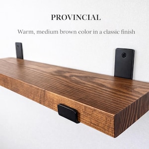 Peut inclure: &Eacute;tag&egrave;re en bois de couleur brun moyen chaud, soutenue par des supports m&eacute;talliques noirs. L'&eacute;tag&egrave;re pr&eacute;sente un grain de bois visible. Le texte indique "PROVINCIAL" et "Warm, medium brown color in a classic finish".
