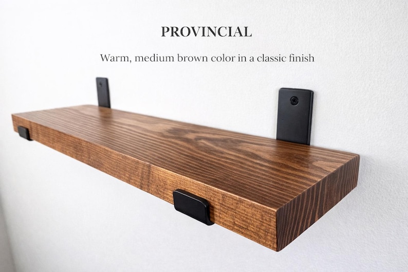 Peut inclure: &Eacute;tag&egrave;re en bois de couleur brun moyen chaud, soutenue par des supports m&eacute;talliques noirs. L'&eacute;tag&egrave;re pr&eacute;sente un grain de bois visible. Le texte indique "PROVINCIAL" et "Warm, medium brown color in a classic finish".