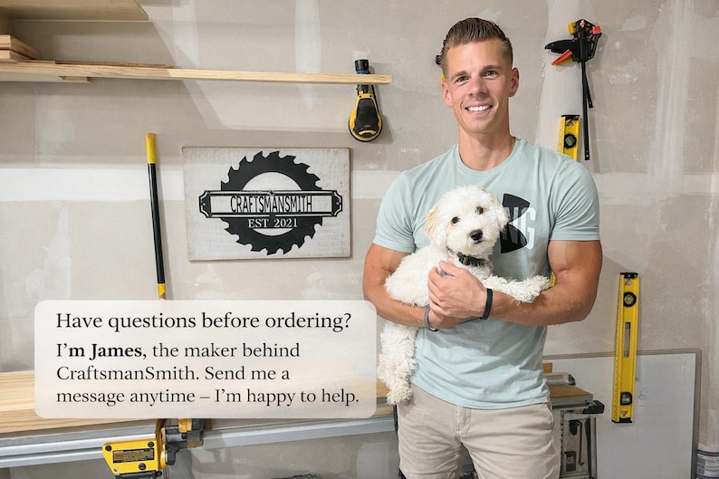 Peut inclure: Un homme tenant un petit chien blanc dans un atelier. Un panneau avec le texte "CraftsmanSmith EST 2021" est accroch&eacute; au mur. L'homme porte un t-shirt bleu clair et un short kaki. Le texte sur l'image dit : "Vous avez des questions avant de commander ? Je suis James, le cr&eacute;ateur de CraftsmanSmith."