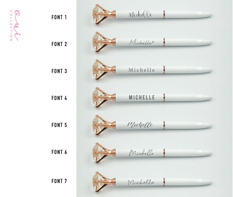 Puede incluir: Bol&iacute;grafos blancos con detalles en oro rosa y una parte superior en forma de diamante. Cada bol&iacute;grafo est&aacute; personalizado con el nombre "Michelle" en una fuente diferente. La imagen tambi&eacute;n muestra el texto "oui COLLECTION" y "FONT 1" a "FONT 7".