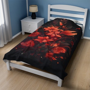 Coperta autunnale decorativa in velluto floreale arancione e rosso con grande stampa floreale. Coperta in morbido peluche in velluto con stampa su un lato