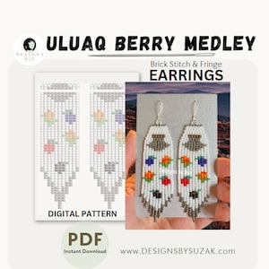 Puede incluir: Un patrón digital para pendientes de punto de ladrillo y flecos con un diseño de mezcla de bayas. El patrón está disponible como descarga instantánea en PDF. Los pendientes son blancos con bayas de colores y detalles negros. El texto "ULUAQ BERRY MEDLEY" y "DESIGNSBYSUZAK.com" es visible en la imagen.