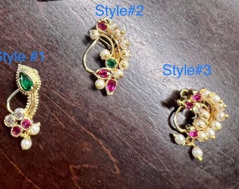 Op de afbeelding: Drie gouden neusringen met parel- en edelsteenaccenten. De neusringen zijn geëtiketteerd als "Style #1", "Style #2" en "Style #3".