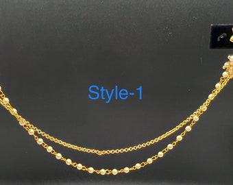 Op de afbeelding: Een gouden neusring met een rood en gouden bloemmotief en een dubbele ketting met witte parels. De tekst "Style-1" is zichtbaar in de afbeelding.