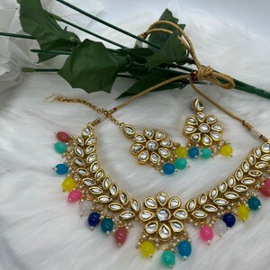 Hermoso conjunto de collar Kundan Polki de alta calidad, estilo Bollywood, con aretes y tikka. Diseño Meenakari en la parte posterior. Multitud india y pakistaní.