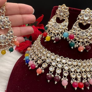 Conjunto de joyería étnica india pakistaní ligera con collar y pendientes de cuentas de colores MangTika. Joyas para bodas, damas de honor y el Día de la Madre.