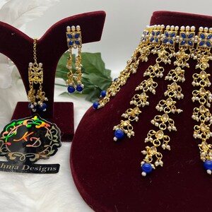Gargantilla ligera estilo Bollywood con pendientes y mang tikka. Joyería india y pakistaní. Azul, rojo y verde.