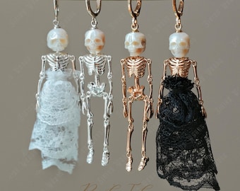 Pendientes de calavera de perla tallados a mano • Nuevo diseño de Pearl’s Tale • Pendientes de plata de ley 925 • Relleno de oro de 14 k • Colección para bodas