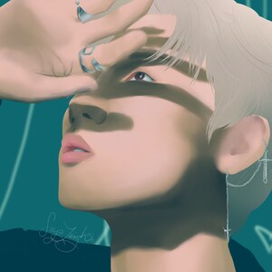 Op de afbeelding: Digitaal kunstportret van een persoon met lichtblond haar, met zilveren oorbellen en ringen. De hand van de persoon is omhoog om hun ogen tegen het licht te beschermen. De achtergrond is turquoise met witte lijnen en een hart.