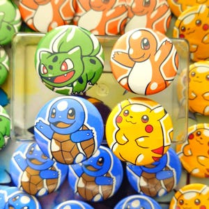 Peut inclure: Une collection de boutons ronds colorés représentant divers personnages Pokémon. Les boutons présentent des personnages comme Bulbizarre, Salamèche, Carapuce et Pikachu, avec des couleurs vives et des designs détaillés. Ces boutons de collection sont parfaits pour les fans de la franchise populaire.