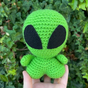 Crochet Alien Pattern - Easy Beginner Crochet - Crochet Mini Alien - Alien Big Head - Alien Amigurumi Pattern - Crochet Chubby Alien Pattern
