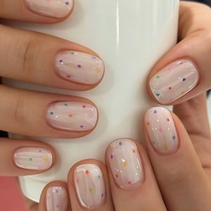 Uñas postizas con lunares, uñas en tonos pastel, uñas con confeti, uñas minimalistas, uñas postizas kawaii, uñas de cumpleaños, uñas cortas para el día a día.