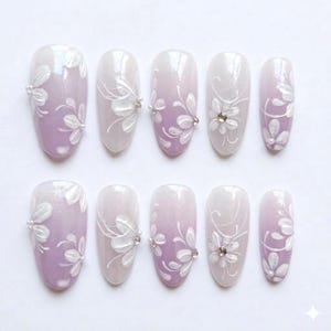 Uñas postizas con estampado floral morado, uñas estilo chica suave, uñas de novia, uñas para bodas, uñas con degradado lavanda, uñas personalizadas, uñas estilo coreano